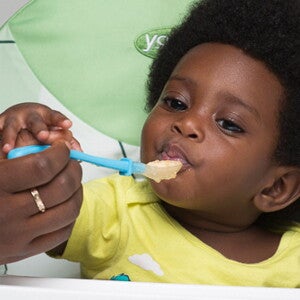 Les premiers aliments solides de bébé Les premiers aliments solides de bébé