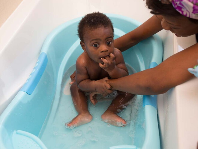 How to bath baby deals in baby tub