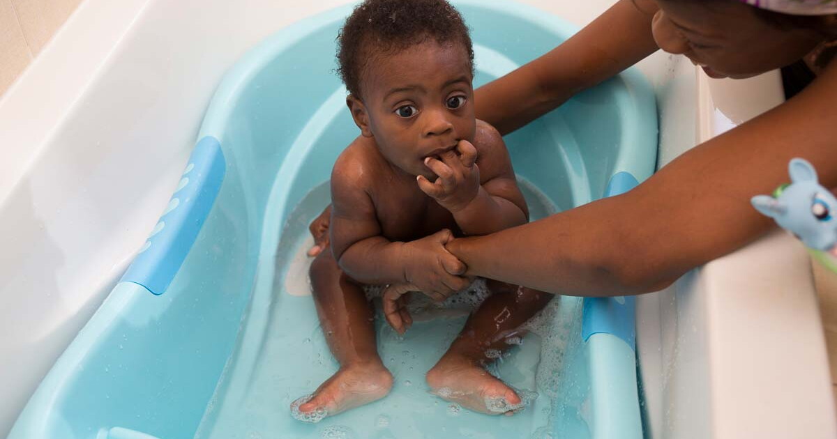 How to deals give baby bath